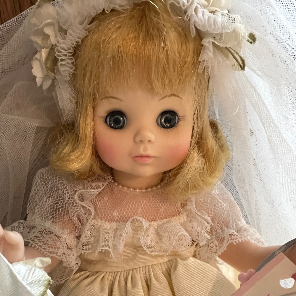 Madame Alexander Bride Doll Cream dress and veil USA Vtg 1987 14" w/stand&box